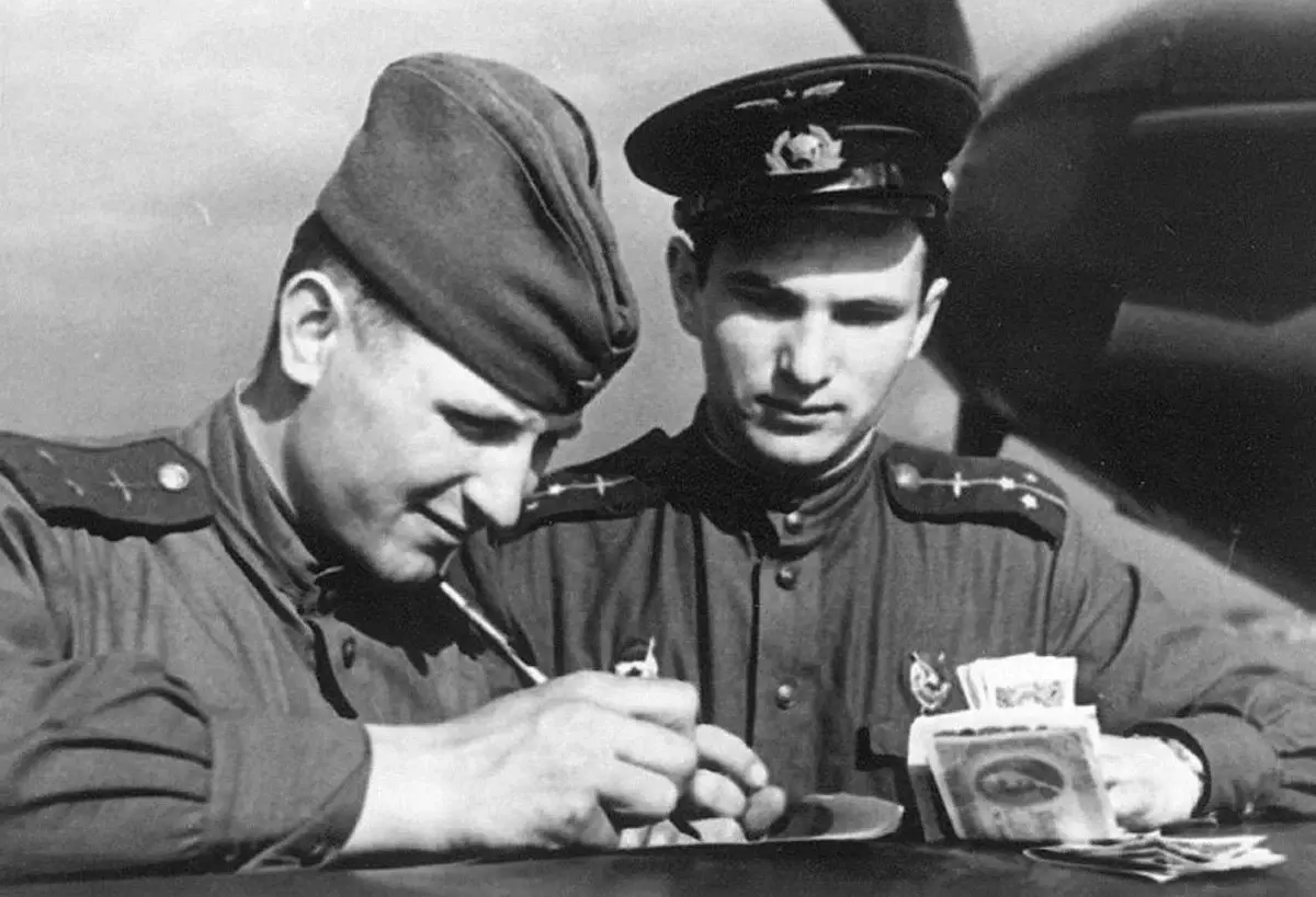 Инкассация на лошадях и мешки с деньгами, спрятанные в канавах: как Госбанк помогал приближать Победу