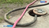Канализация из многоэтажки в Иванове течет на дорогу и тротуар