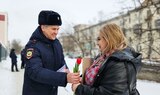 Ивановские участковые полиции поздравили женщин с 8 Марта и напомнили о безопасности