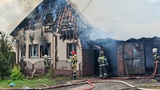 Пожарные в поселке Лежнево тушат частный дом на большой площади