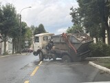 На улице Арсения у спортшколы № 7 в Иванове провалился мусоровоз