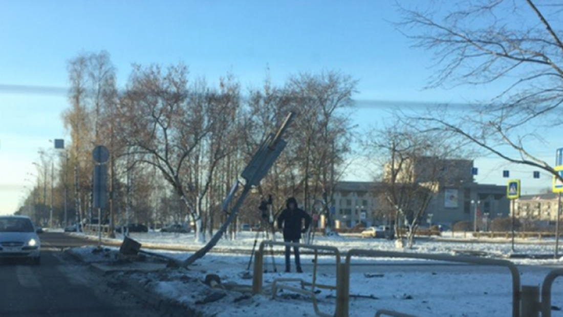Снёс светофор и сбежал: водителя «Лады» разыскивают в Череповце