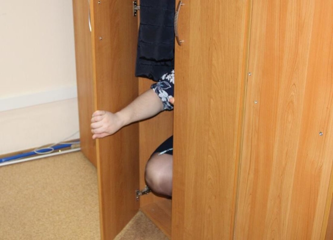 прятаться в шкафу было плохо места мало