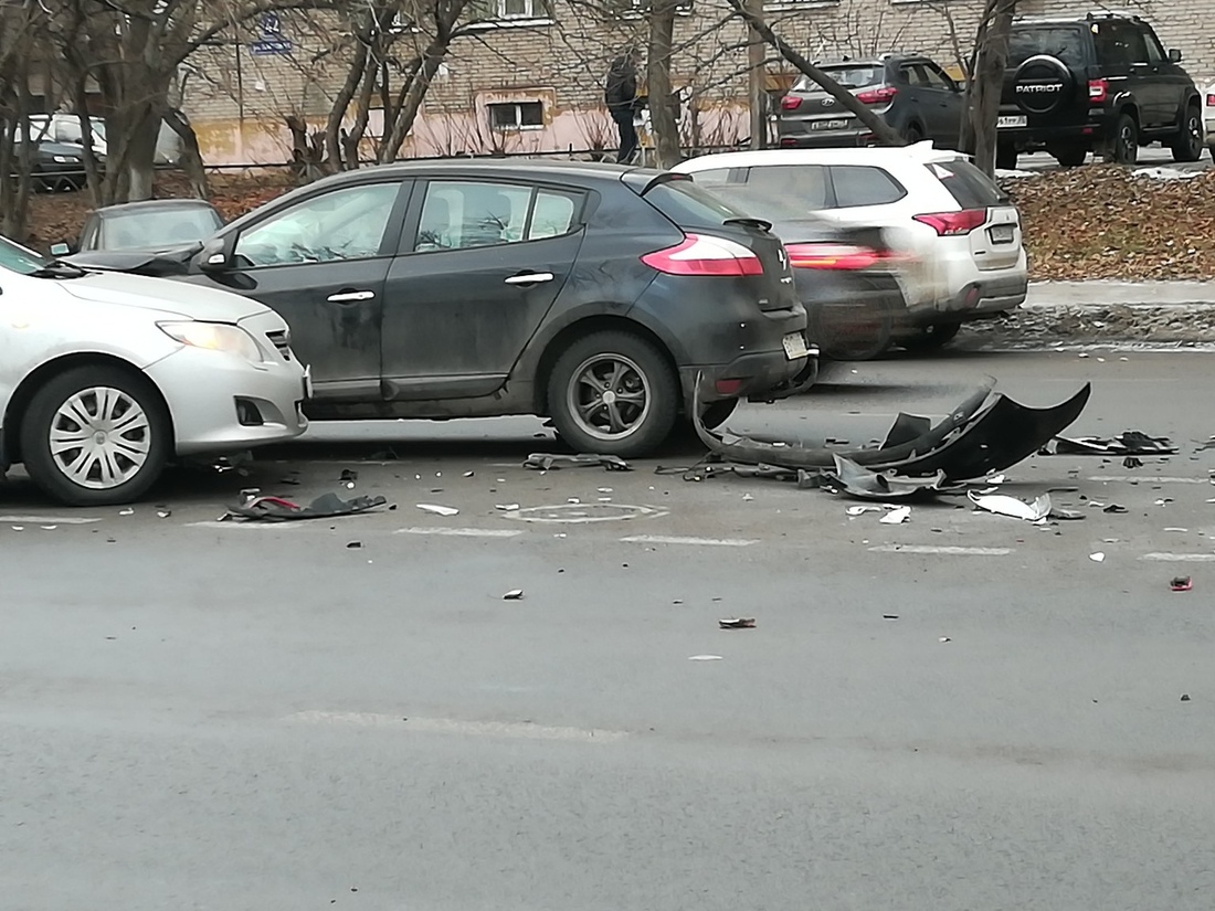 Тройная авария в Череповце: осколки разлетелись по дороге на несколько  метров