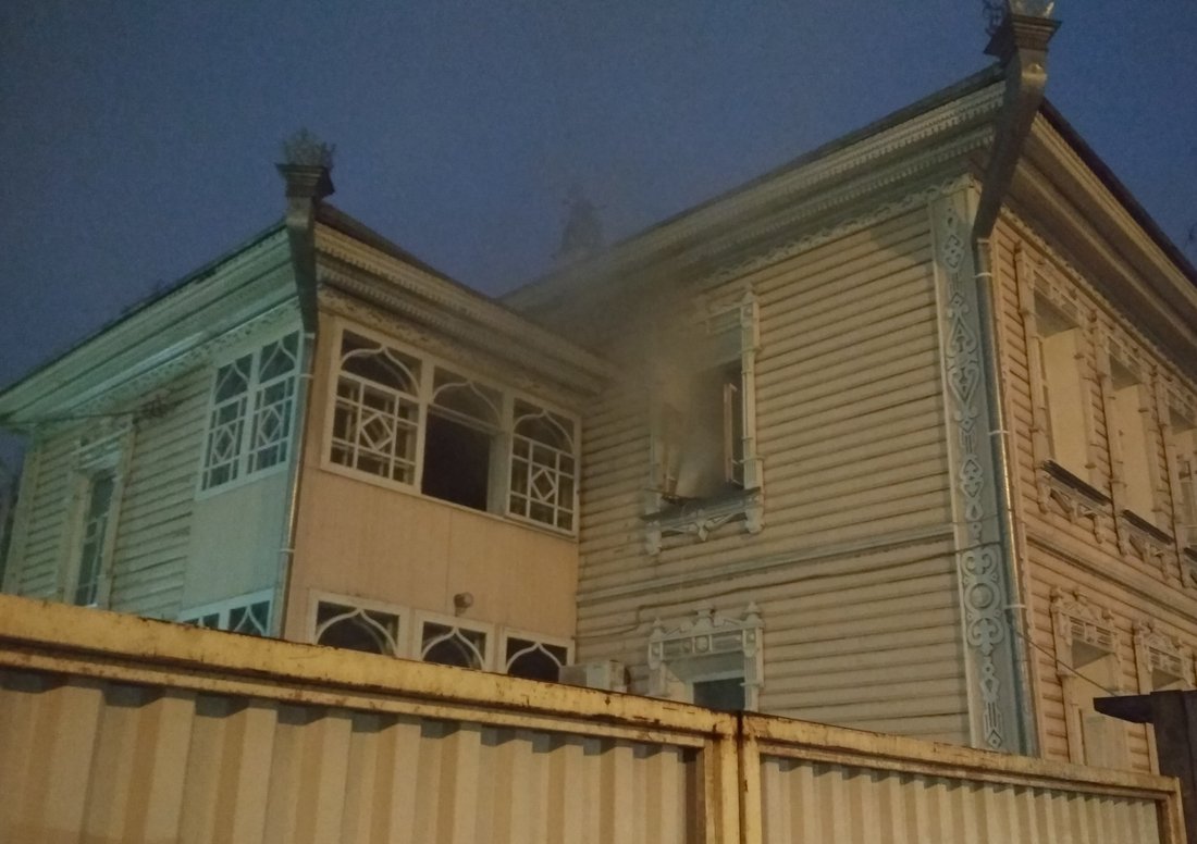В центре Вологды горит жилой дом 