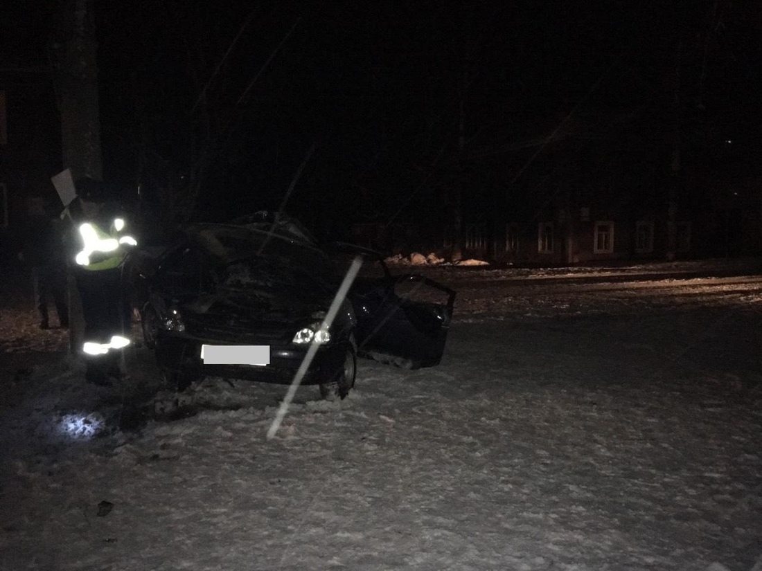 В Великом Устюге ВАЗ врезался в столб: пострадали 4 человека