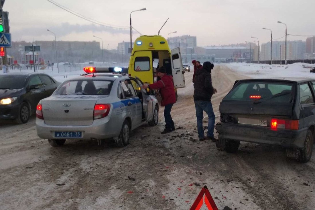 В Череповце ВАЗ врезался в реанимобиль