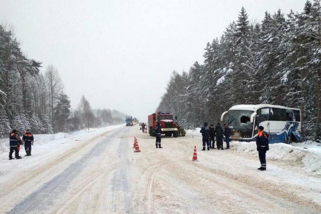 Автобус с пассажирами опрокинулся в Чагодощенском районе