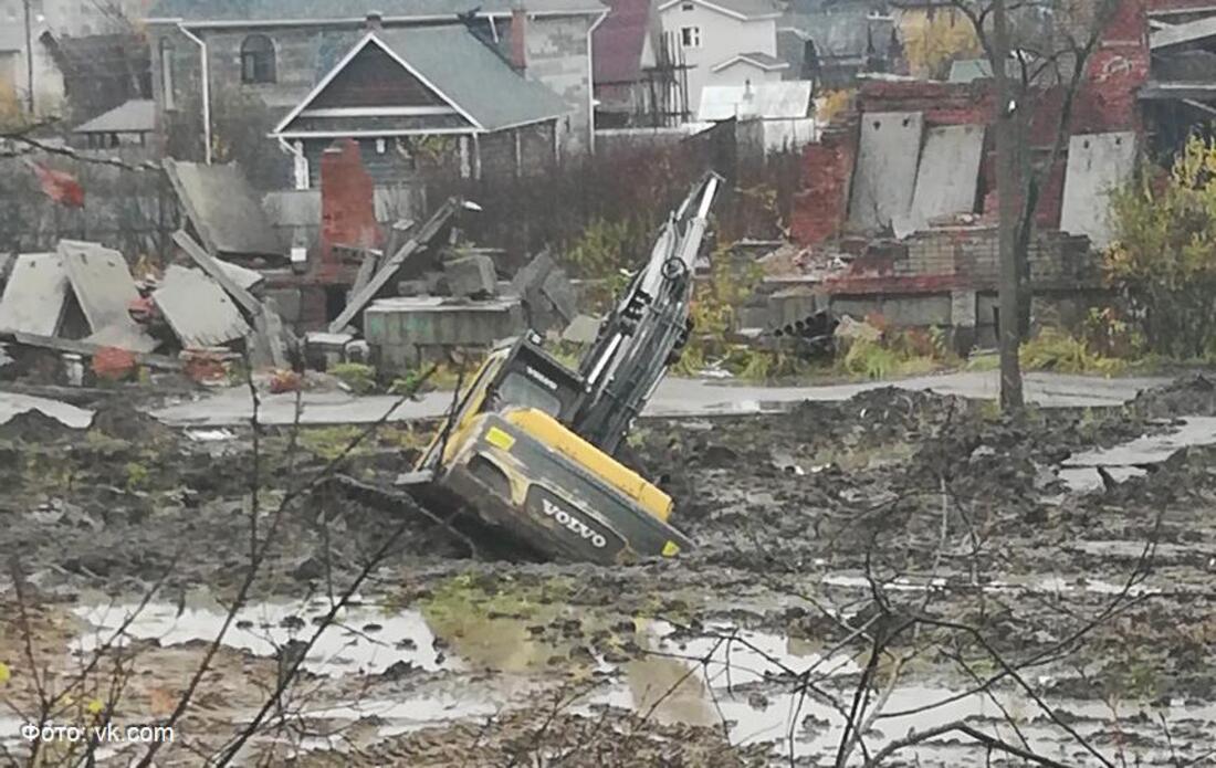 В центре Сокола экскаватор провалился в грязевое болото