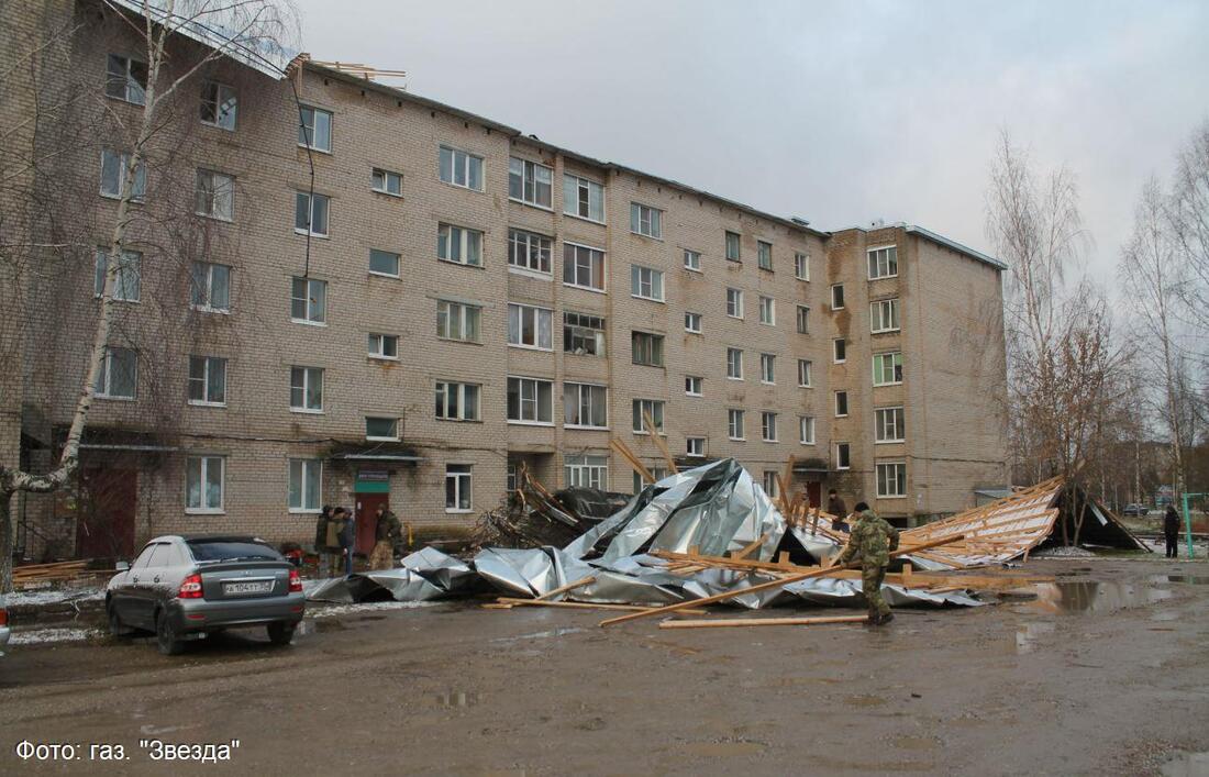 Ночной ураган сорвал крышу с многоквартирного дома в Шексне