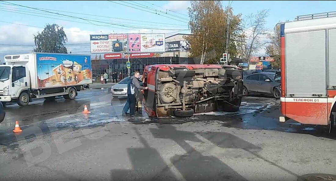 Машина МЧС, ехавшая на пожар, попала в серьёзное ДТП в Вологде