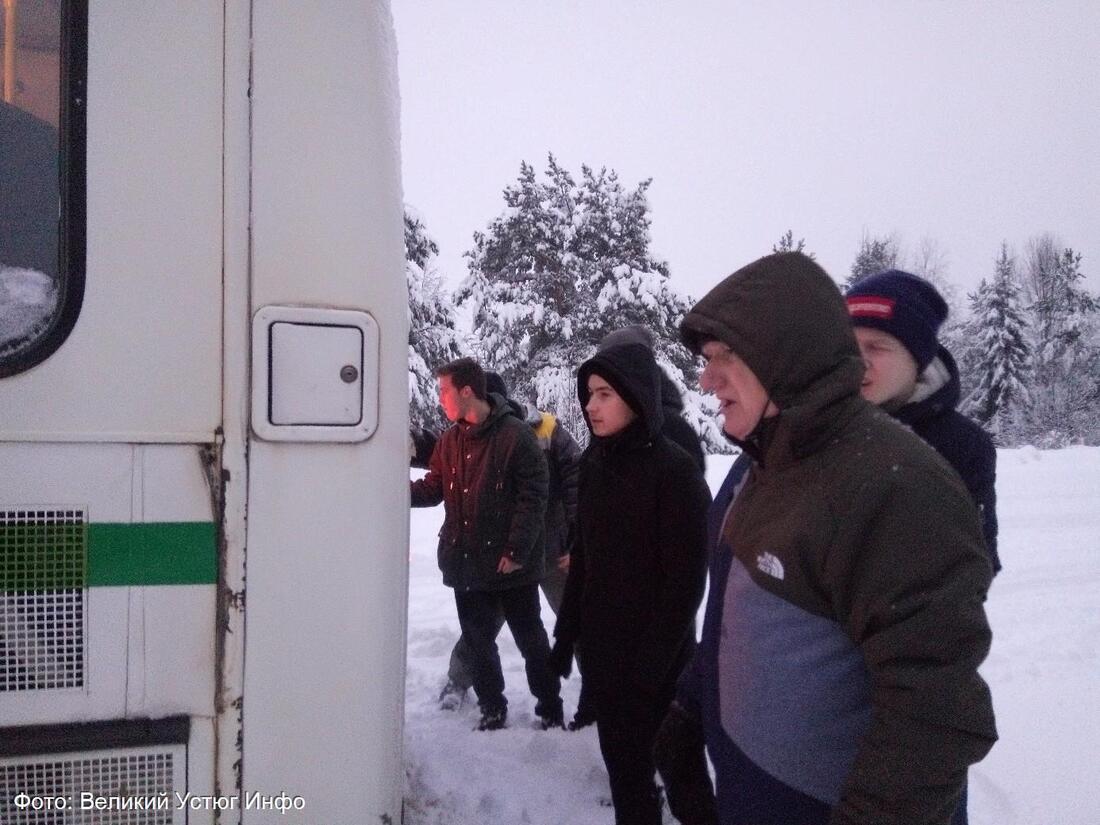 В Великом Устюге пассажирам рейсового автобуса пришлось вручную выталкивать завязший в снегу транспорт