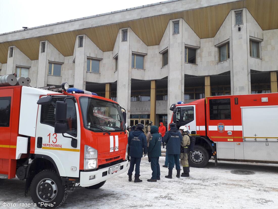 Дворец металлургов загорелся в Череповце