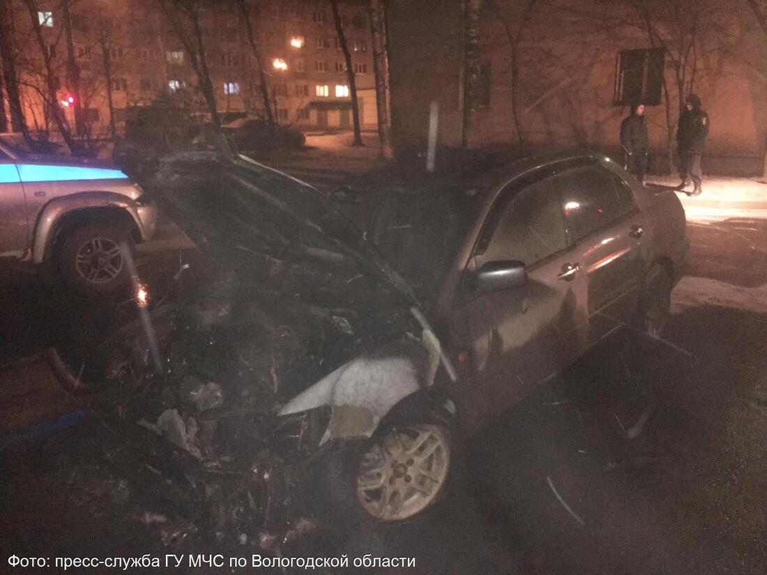 Поджог авто в вологде. Смотреть фото Поджог авто в вологде. Смотреть картинку Поджог авто в вологде. Картинка про Поджог авто в вологде. Фото Поджог авто в вологде