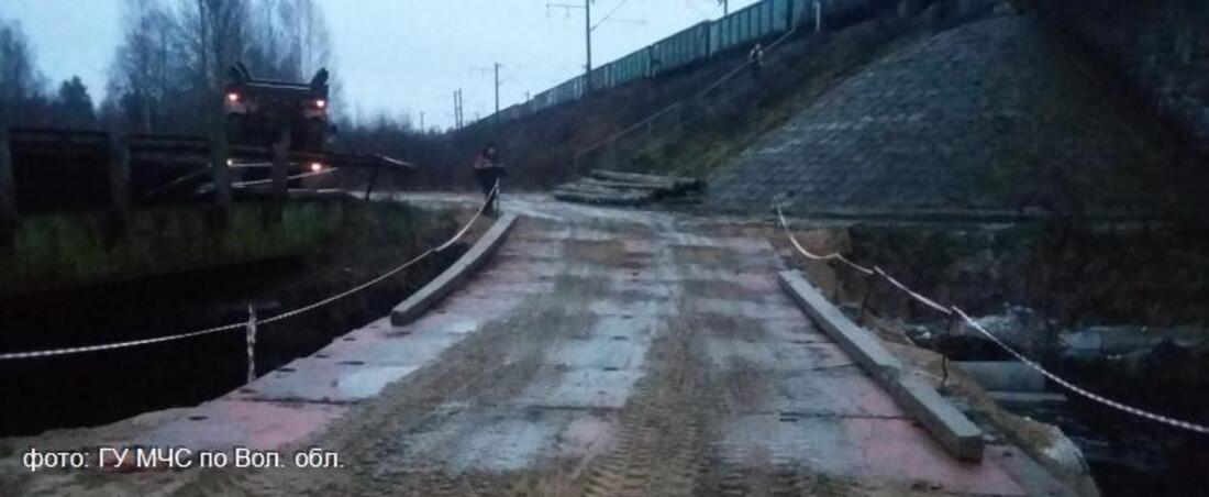 На месте обрушившегося моста в Бабаево появилась понтонная переправа