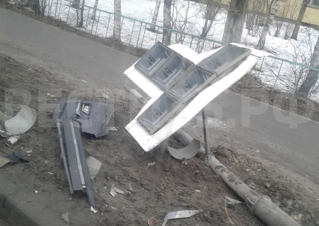 «Тойота» на скорости снесла светофор в Вологде