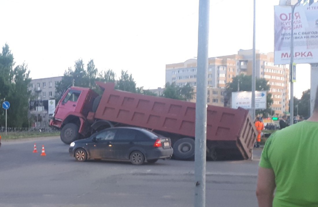 В Вологде КАМАЗ провалился под землю