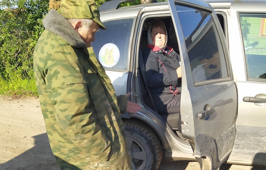 Вологодские поисковики вывели из леса потерявшуюся пенсионерку