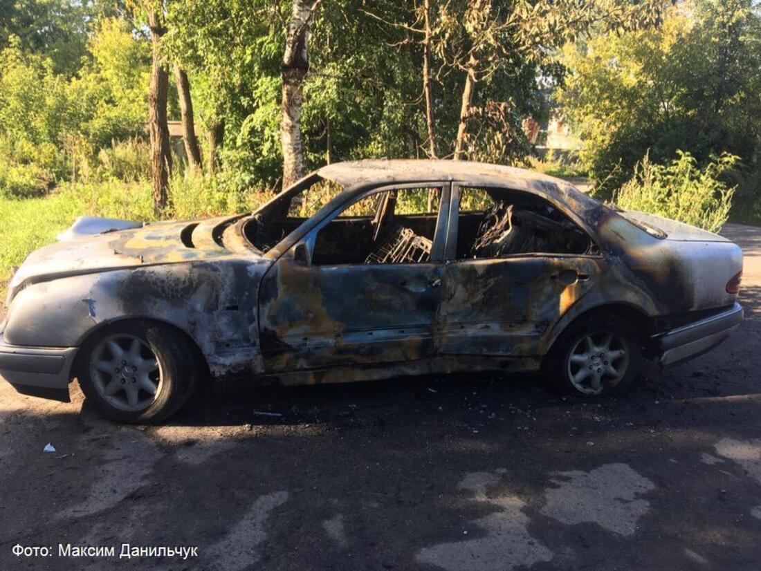 В Череповце неизвестные подожгли дорогую иномарку