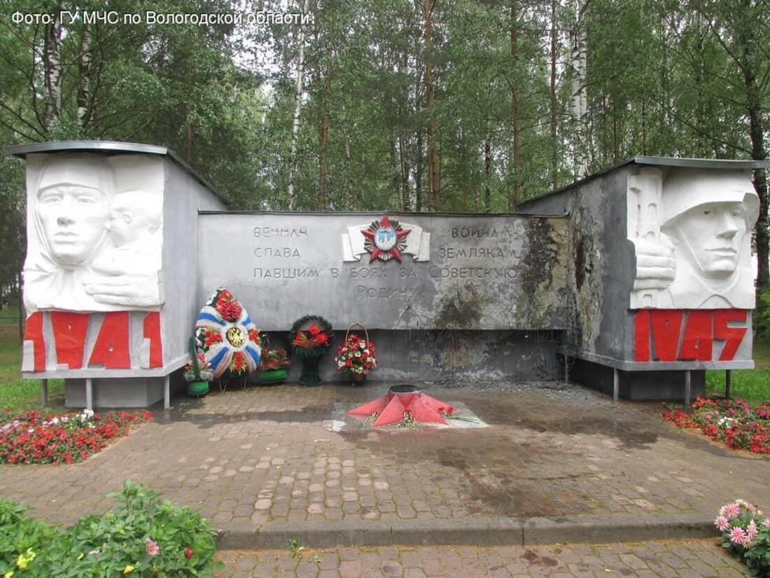 В Чагоде неизвестные подожгли венки возле Вечного огня