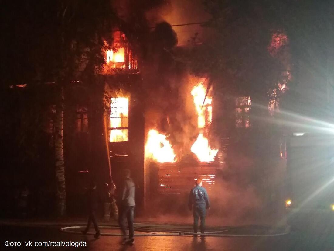 Деревянный дом горит в центре Вологды 