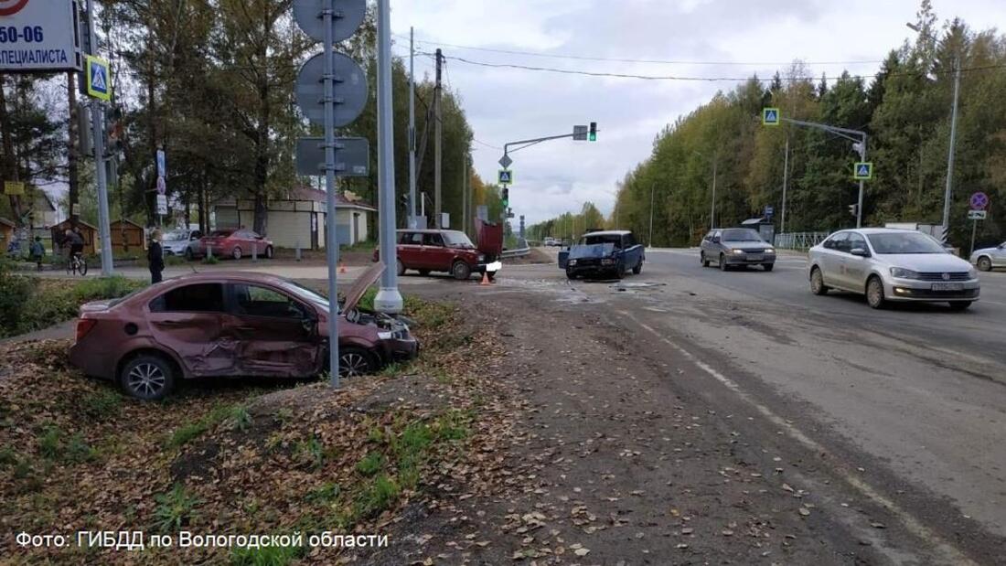 Три человека, в том числе ребенок, получили травмы в ДТП под Вологдой