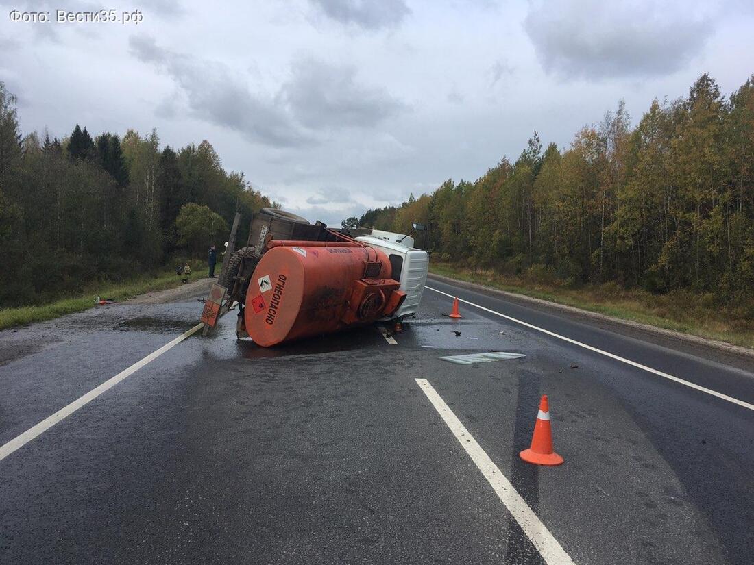 Под Вологдой на скорости перевернулся бензовоз