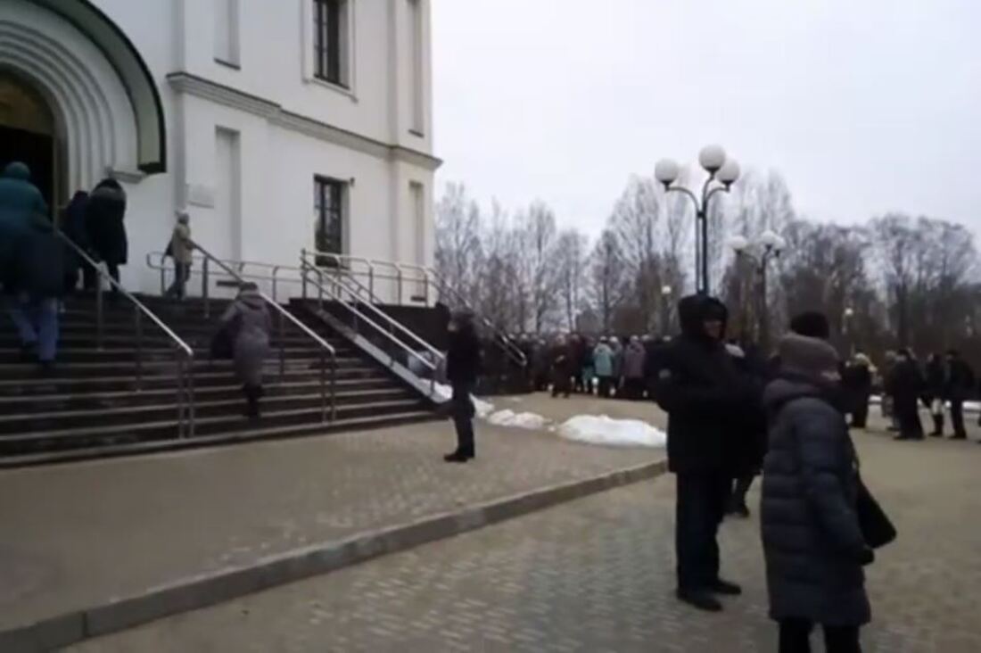 Крещенский ажиотаж: вологжане выстроились в огромные очереди за освящённой водой