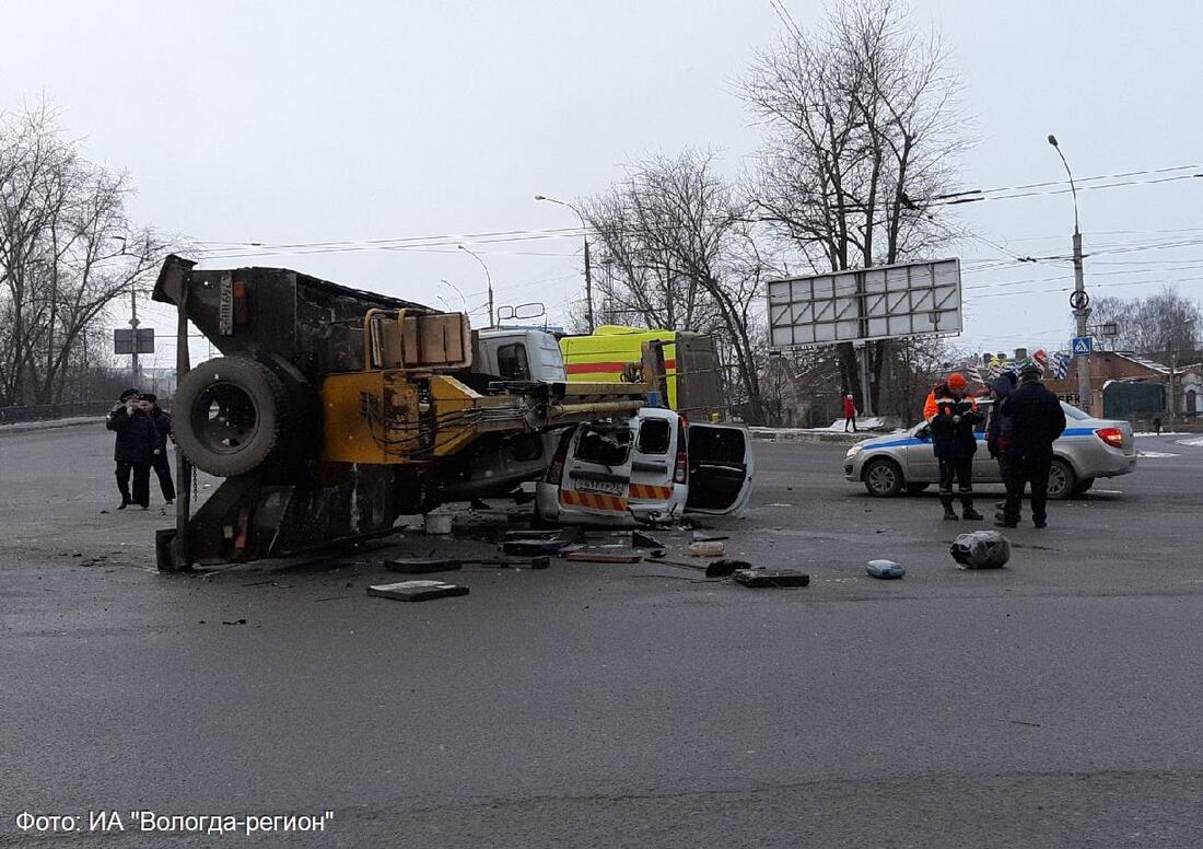 В Вологде автомобильный кран опрокинулся на легковой автомобиль