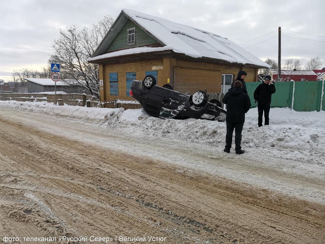 В Великом Устюге рядом с жилым домом перевернулась иномарка