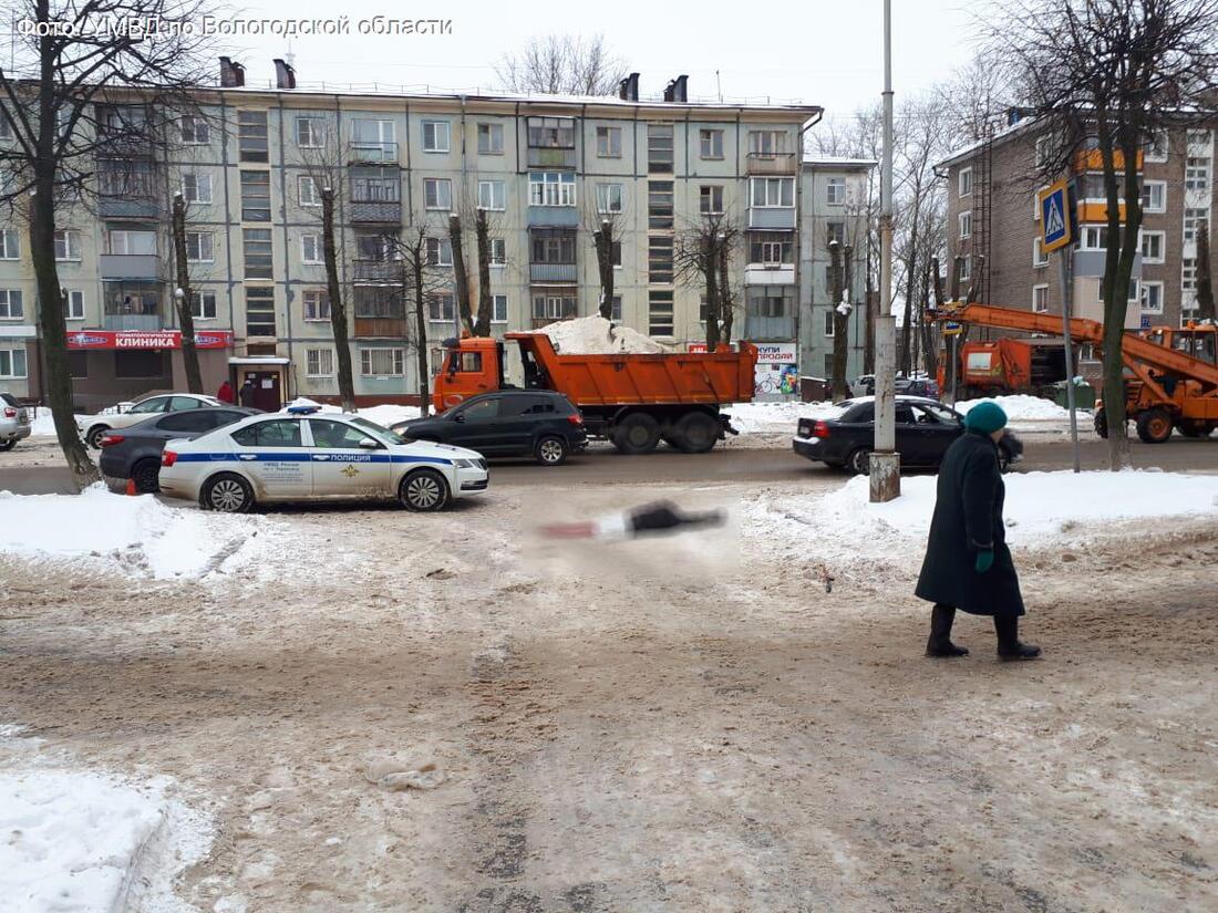 В Череповце водитель мусоровоза насмерть сбил пешехода