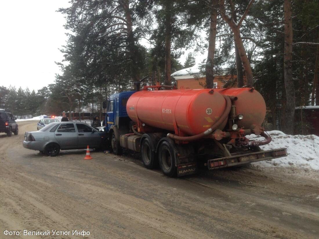 В Великом Устюге лихач на «Приоре» врезался в ассенизаторов