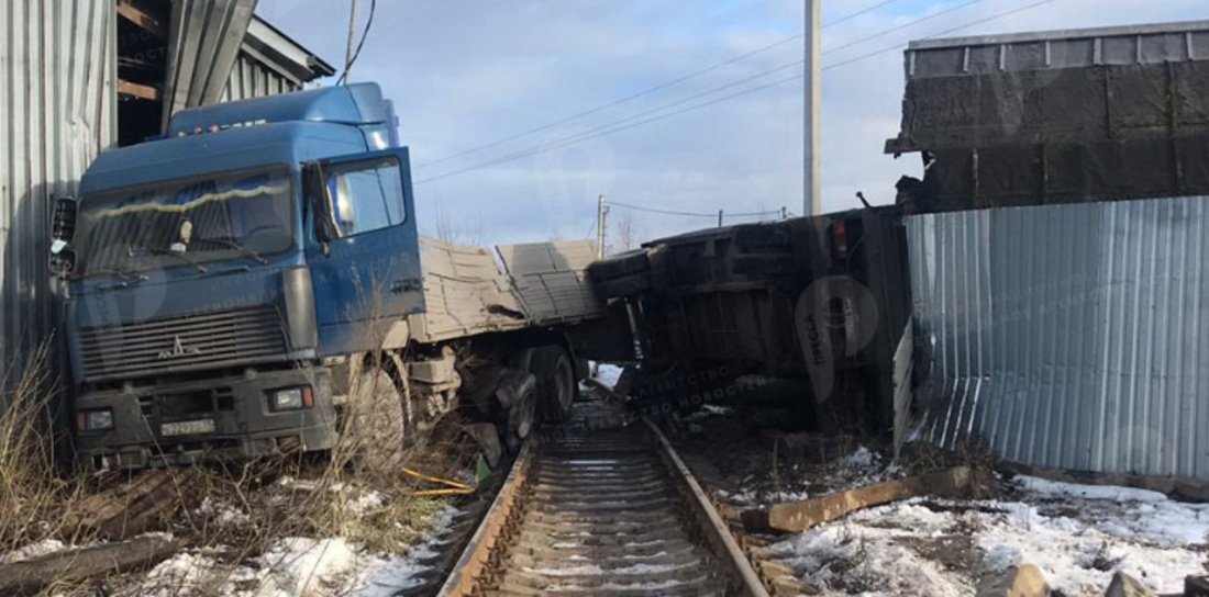 В Вологде тепловоз протаранил грузовик 