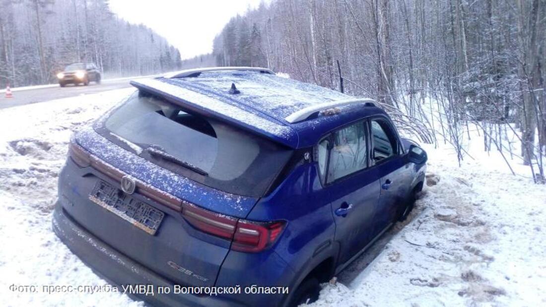 Кроссовер опрокинулся в кювет в Тарногском районе