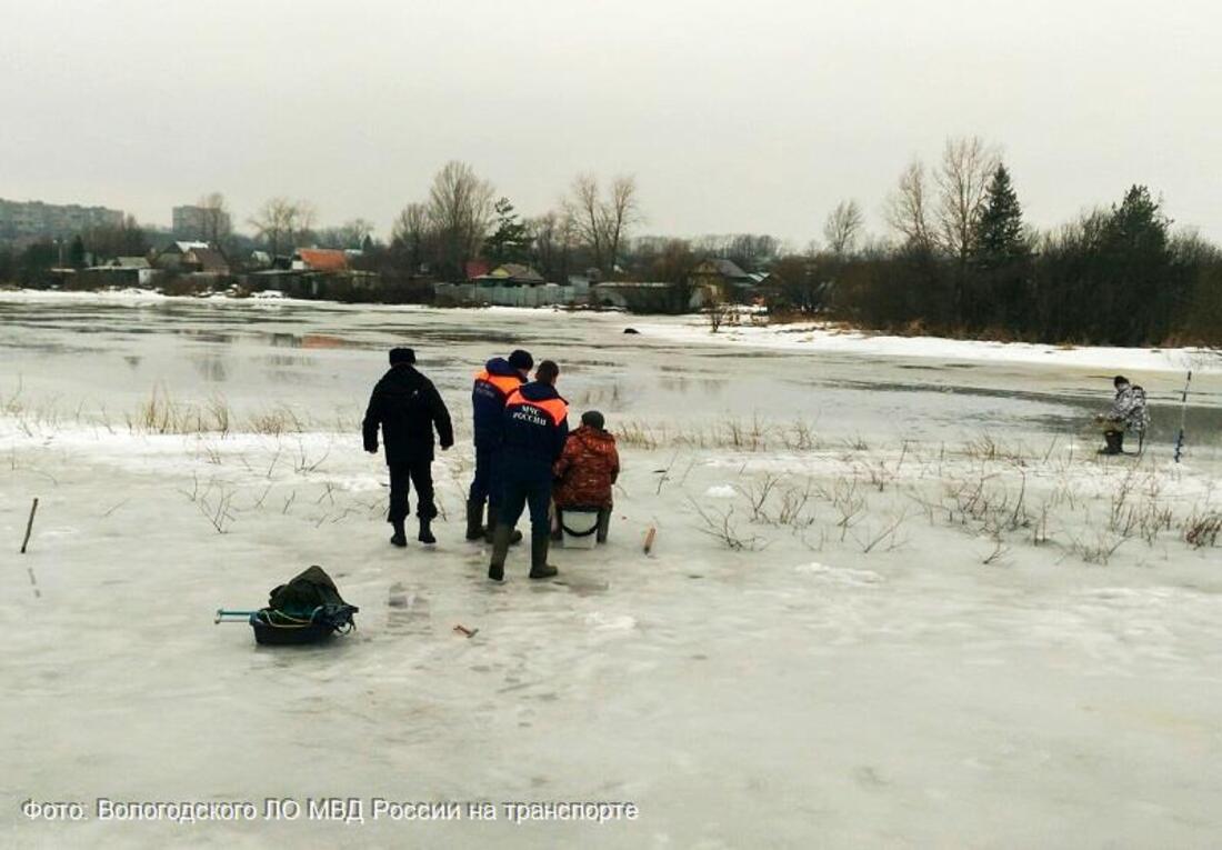 Запрет выхода на воду на лодке. Промоины на водных объектах. Запрет выхода на лед Череповецкий район Вологодской обл.