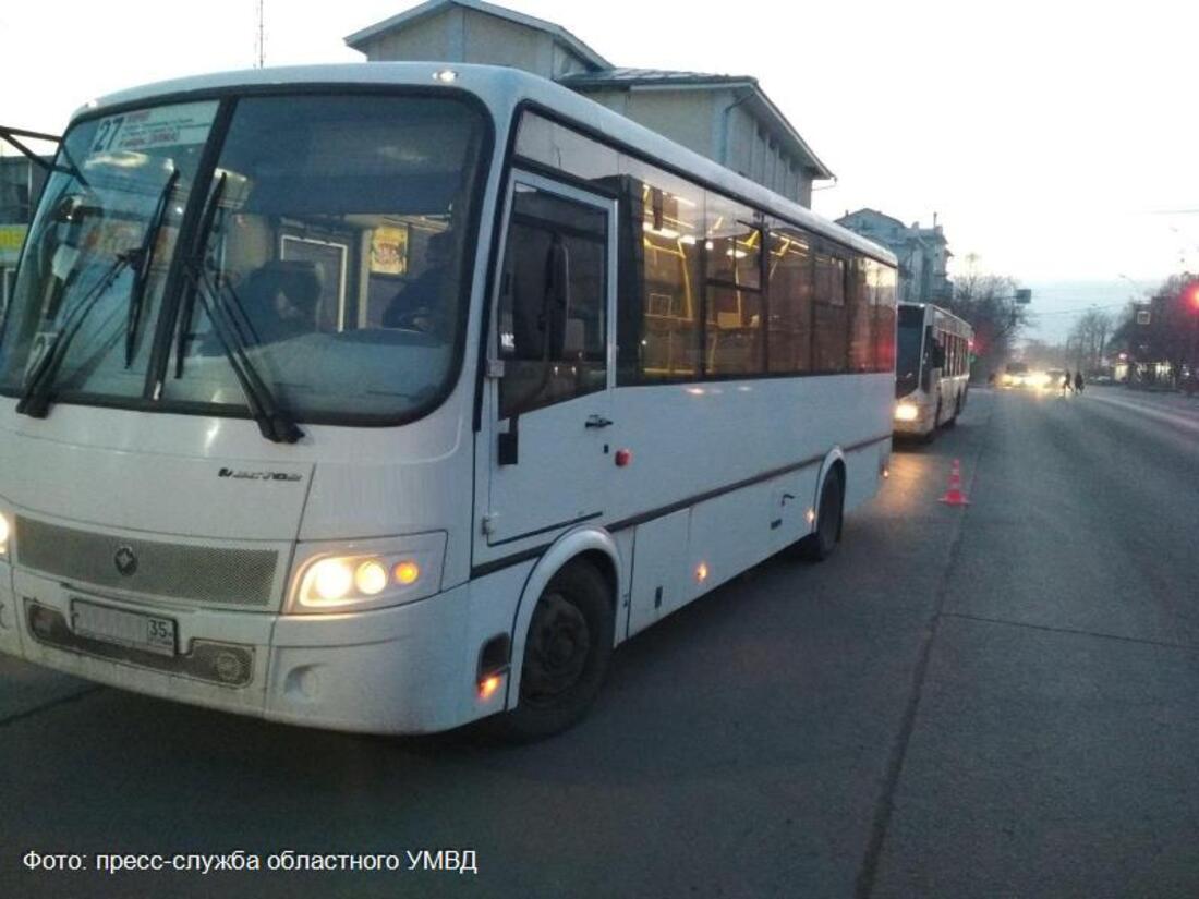 В Вологде женщина и ребёнок получили травмы, упав в автобусе