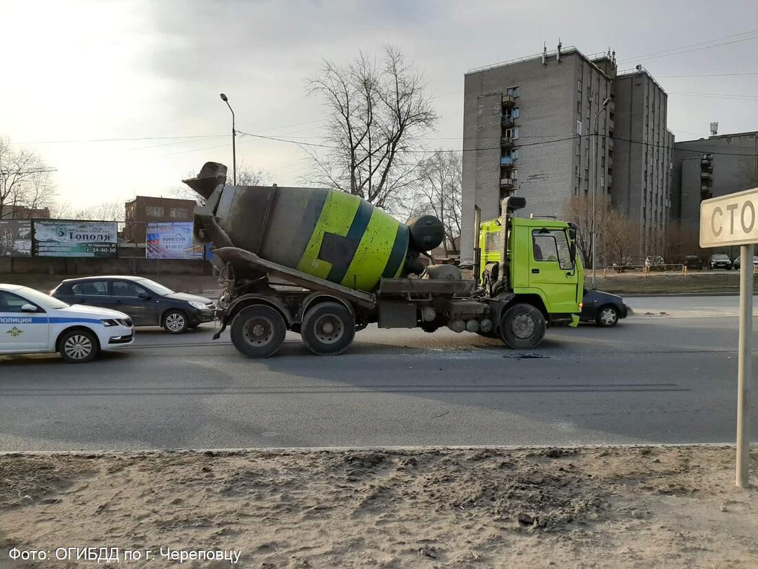 В Череповце бетономешалка въехала в легковой автомобиль