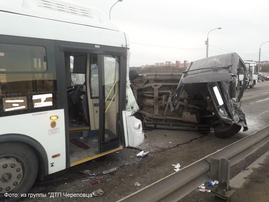 Пассажирский автобус и внедорожник столкнулись на Октябрьском мосту в Череповце