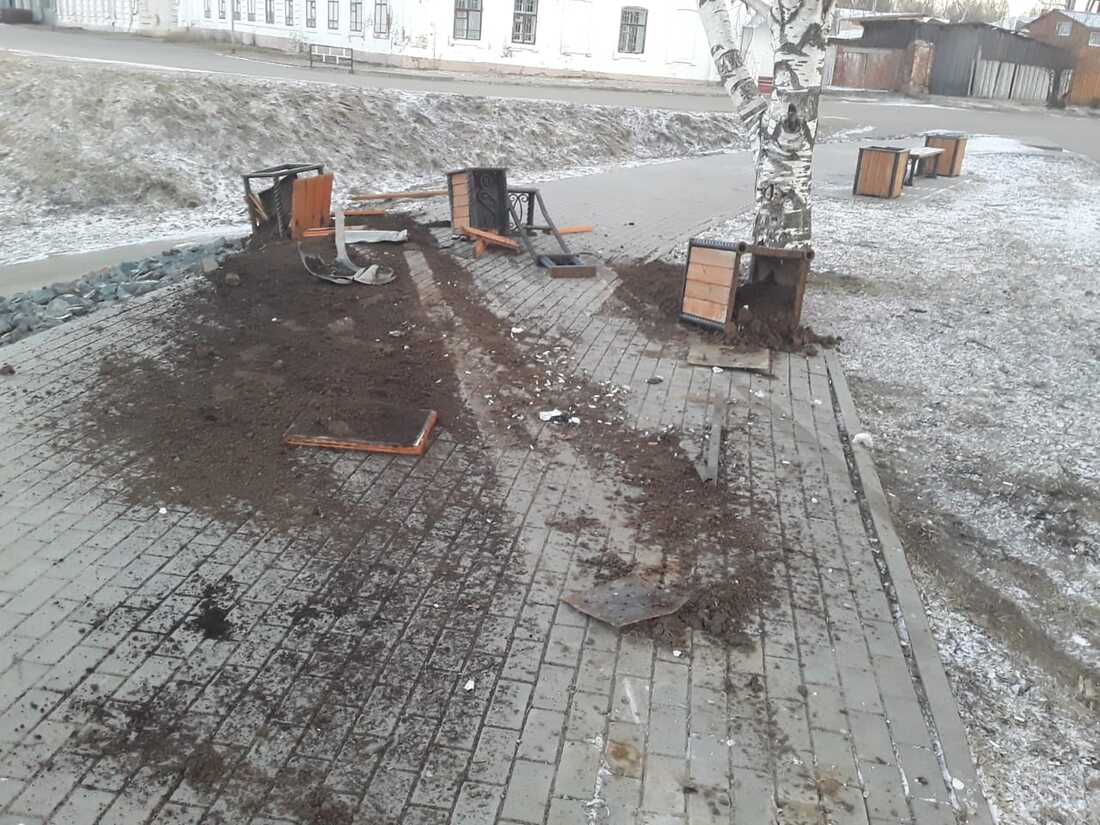 В Великом Устюге поймали лихача, раскурочившего зону отдыха на набережной