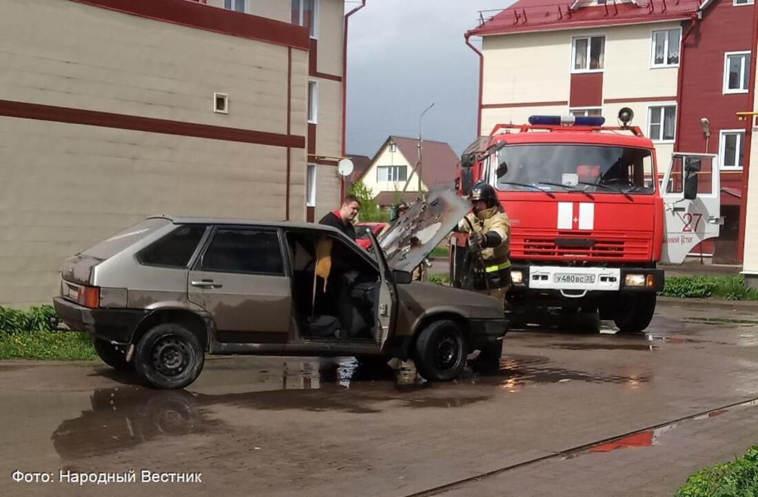 В Великом Устюге посреди улицы загорелся автомобиль
