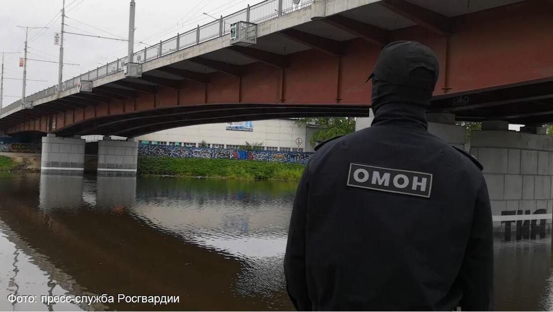 Вологодский омоновец спас пьяную женщину из ледяной реки