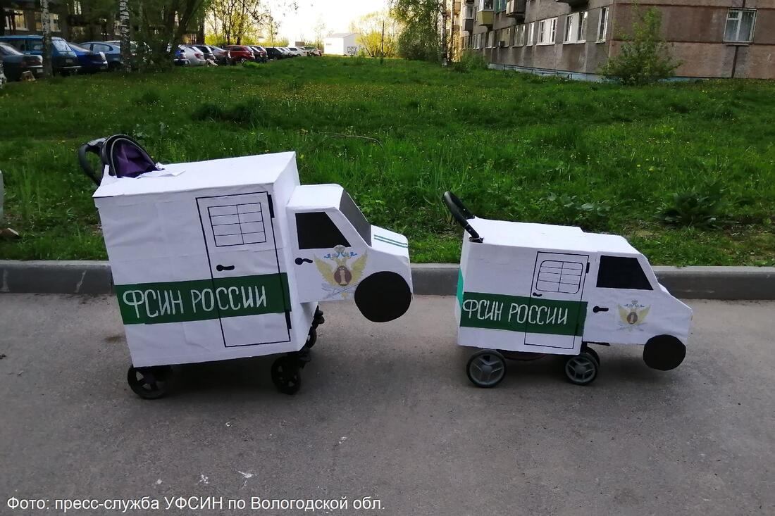 Семья из Череповца переделала детскую коляску под автозак