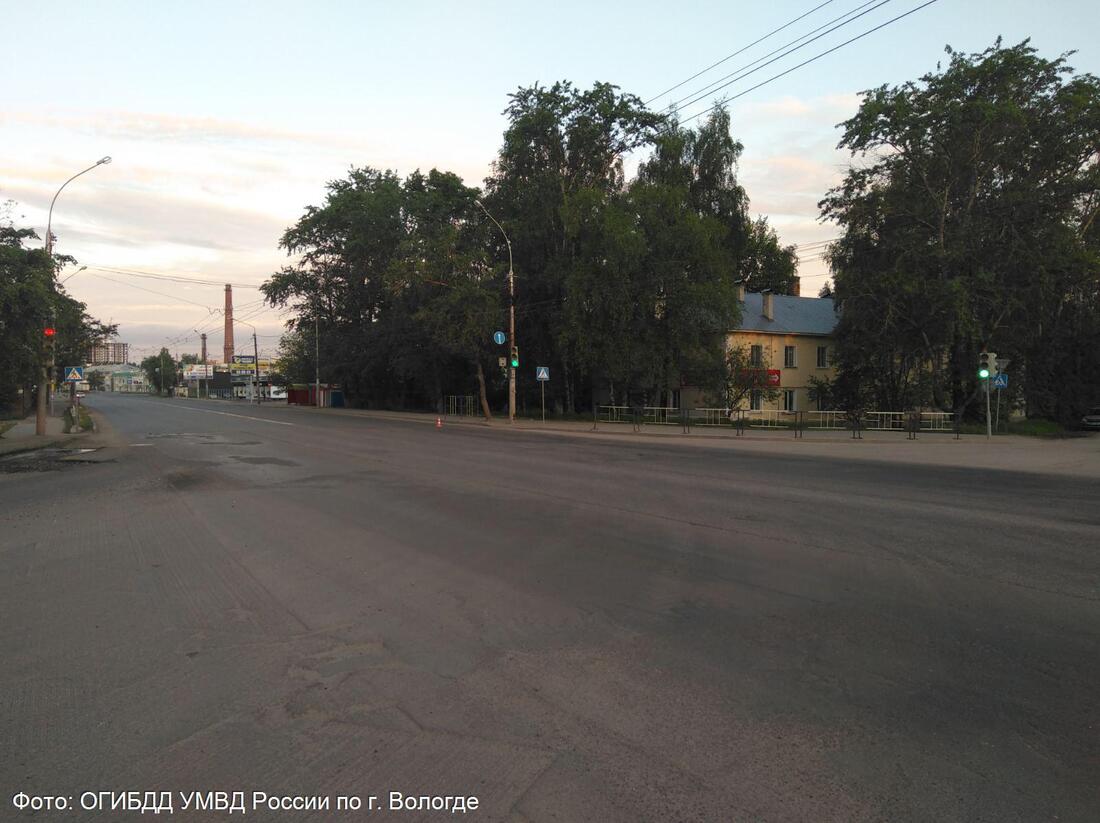 Легковушка в Вологде сбила велосипедистку на пешеходном переходе и скрылась