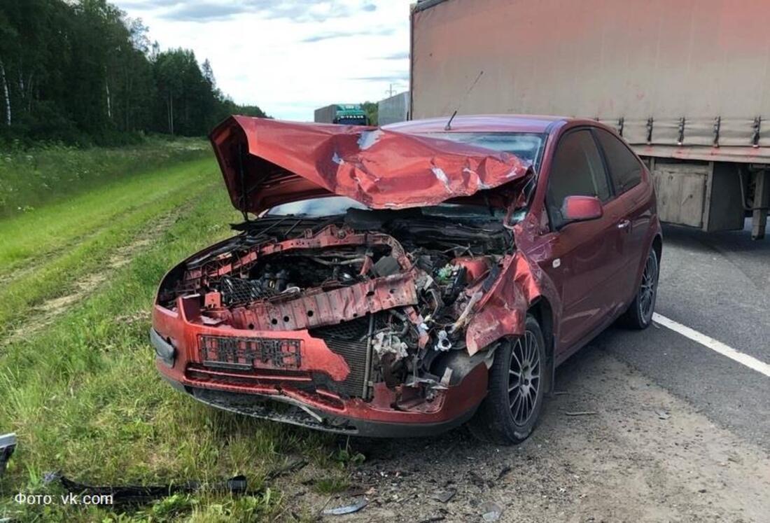 Многокилометровая пробка образовалась из-за серьезной аварии под Череповцом