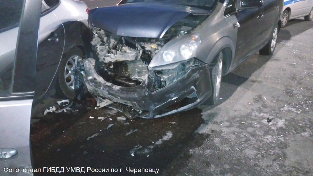В центре Череповца две иномарки не поделили дорогу