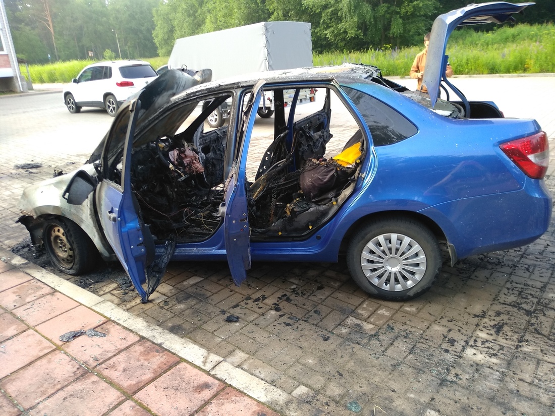 В Кадуе из-за короткого замыкания дотла сгорел автомобиль