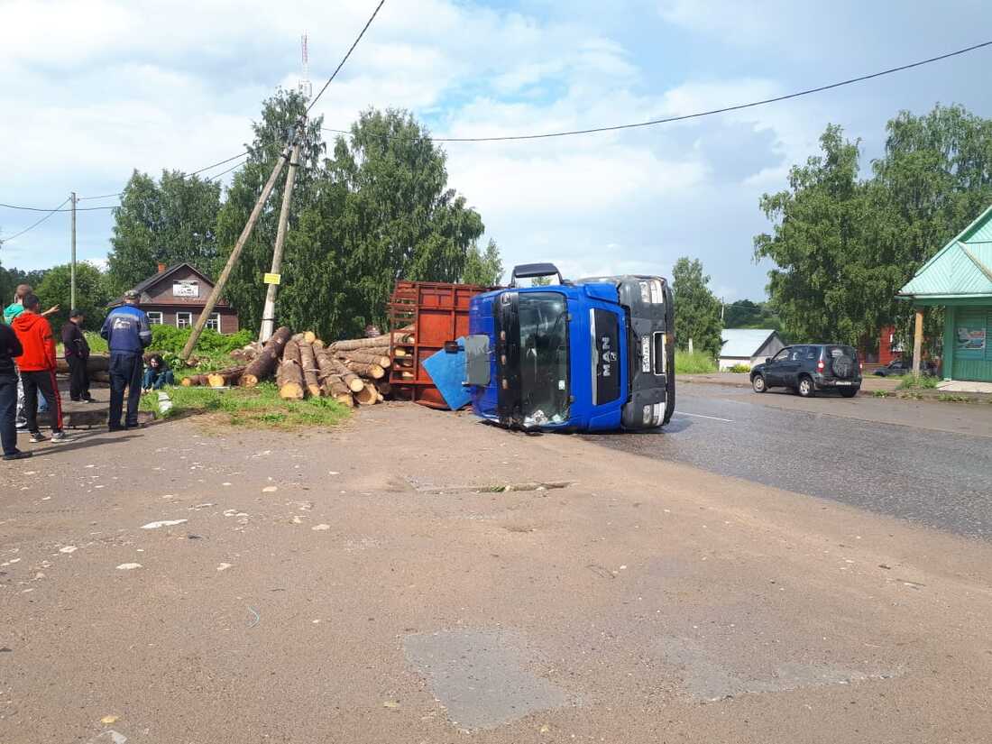 Многотонная фура перевернулась в Бабаевском районе: есть пострадавшие