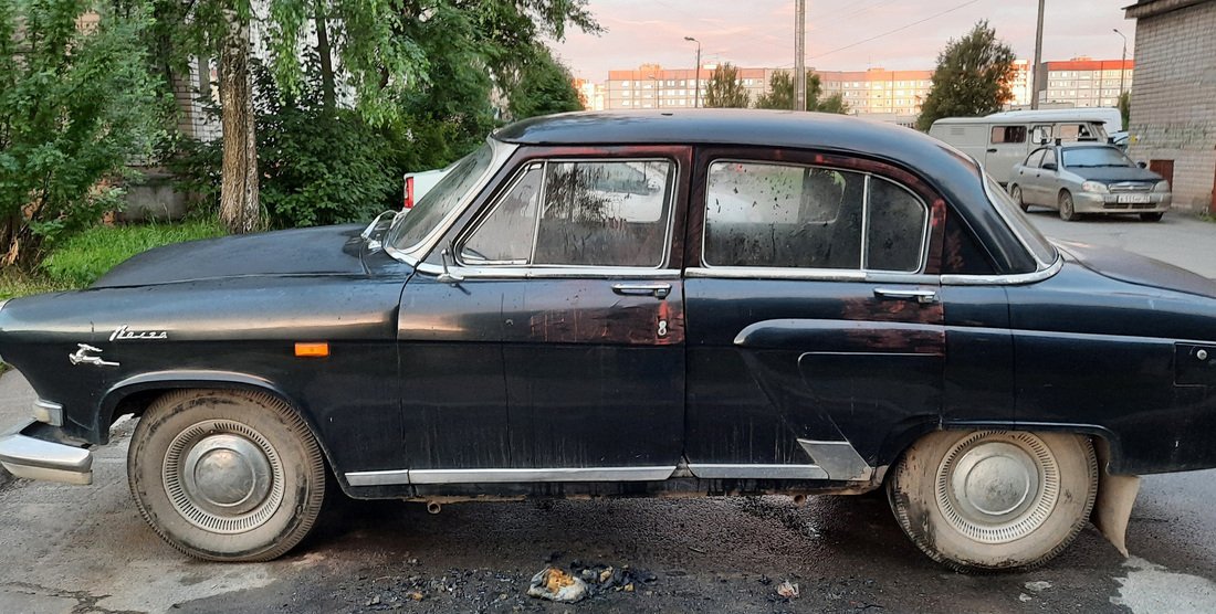 Неизвестные подожгли раритетный автомобиль в Вологде