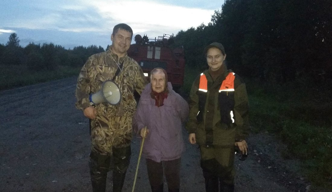 Вологодские спасатели вывели из леса заблудившуюся 83-летнюю пенсионерку