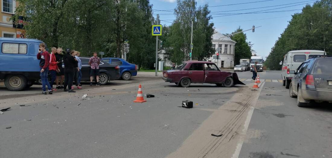 В центре Вытегры столкнулись 2 автомобиля: есть пострадавшие